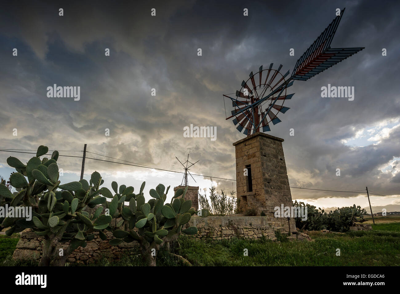 Vecchi Mulini a vento, Sant Jordi, vicino a Palma de Mallorca, Maiorca, SPAGNA Foto Stock