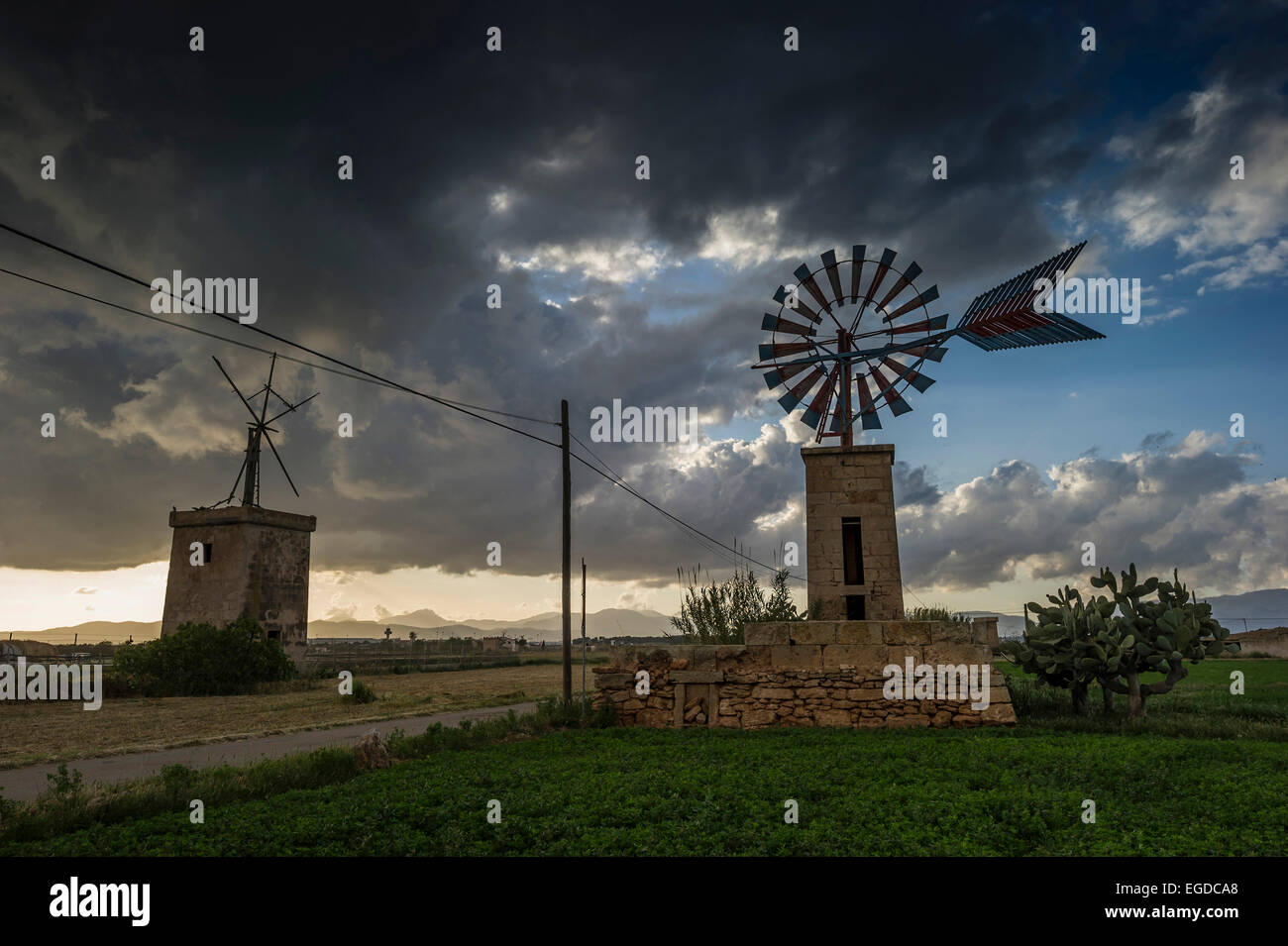 Vecchi Mulini a vento, Sant Jordi, vicino a Palma de Mallorca, Maiorca, SPAGNA Foto Stock