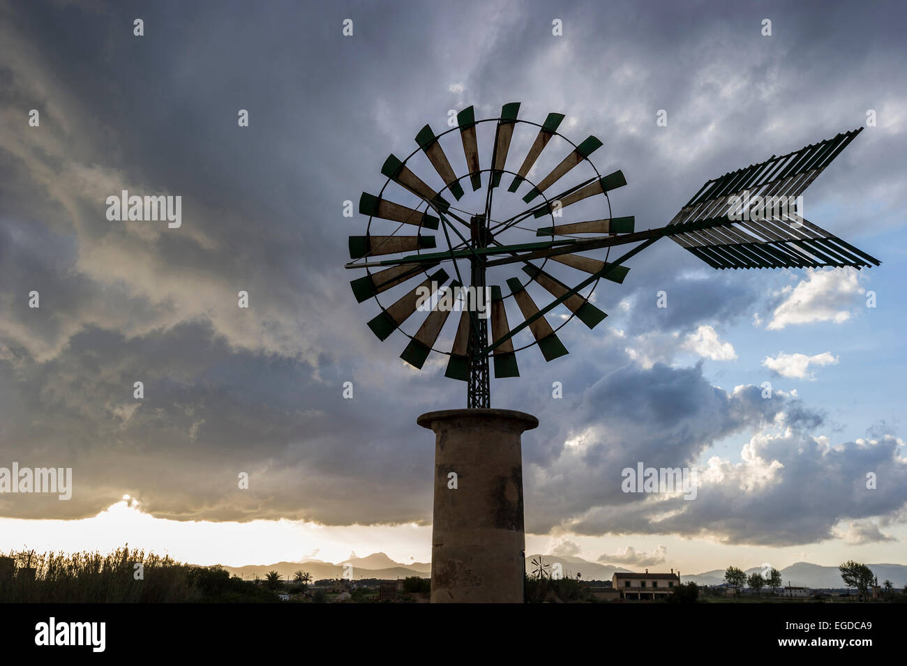 Vecchi Mulini a vento, Sant Jordi, vicino a Palma de Mallorca, Maiorca, SPAGNA Foto Stock