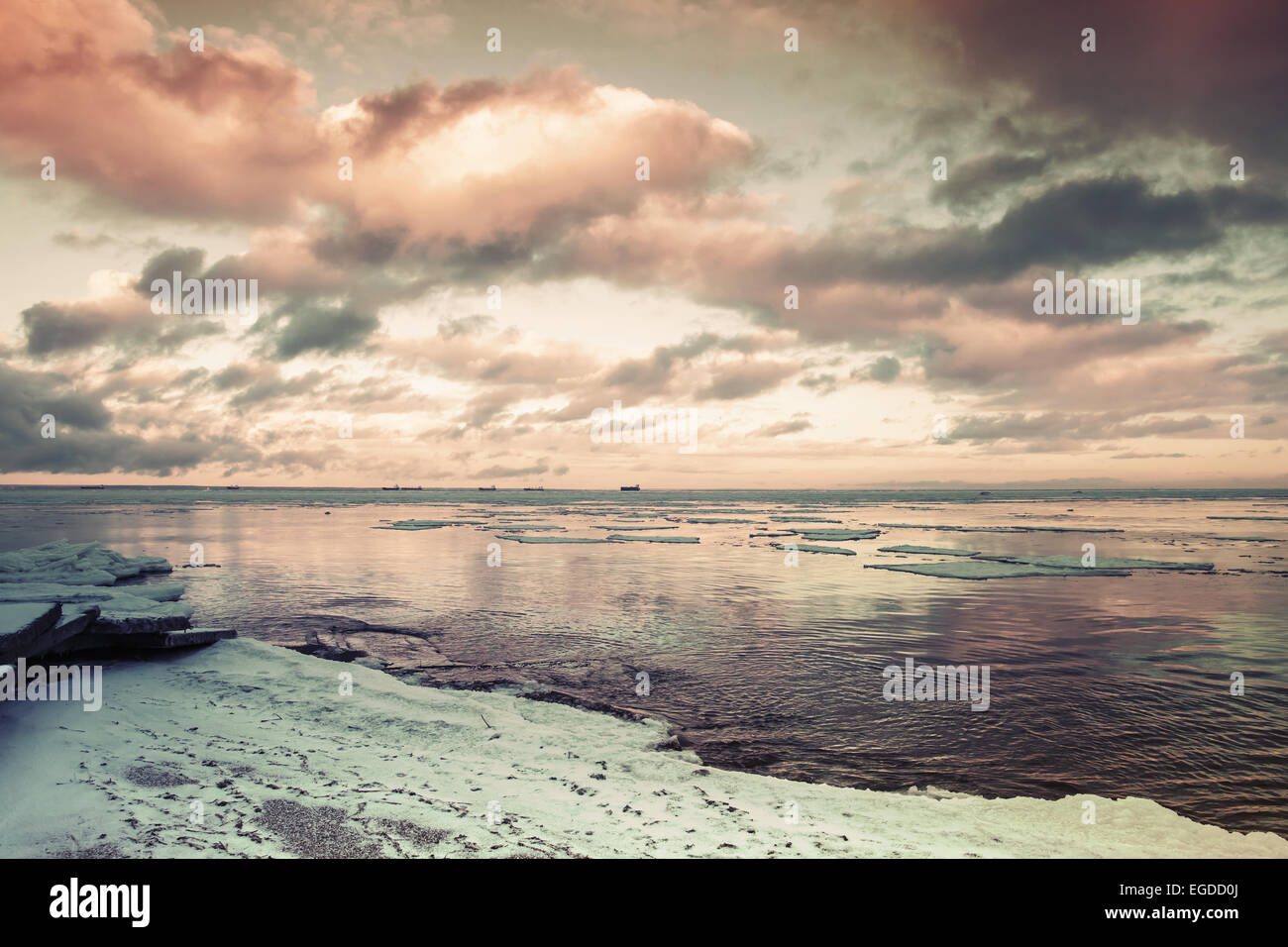 In inverno il paesaggio costiero con ghiaccio galleggiante. Il golfo di Finlandia e Russia. Vintage tonica foto con effetto di filtro Foto Stock