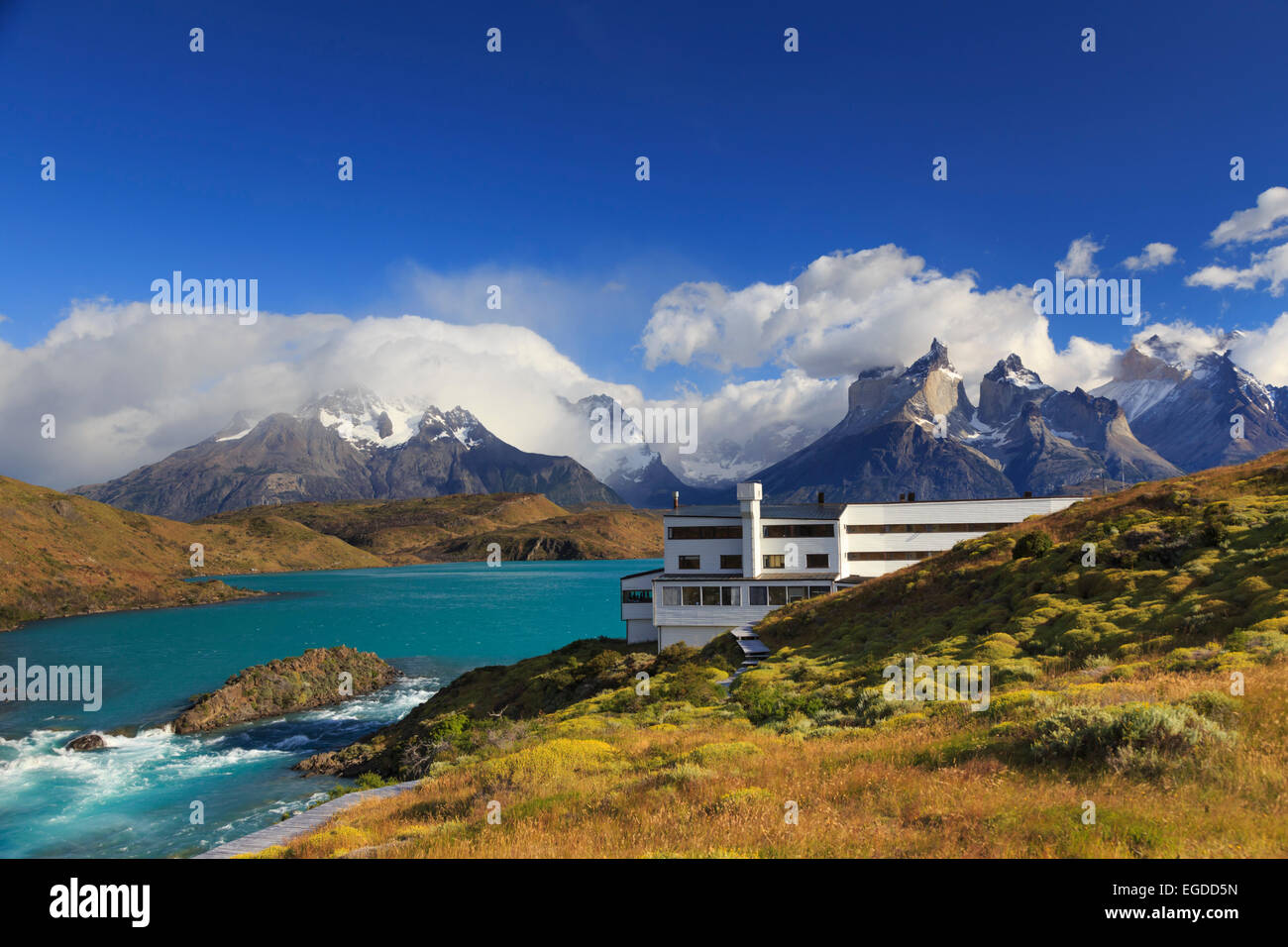 Il Cile, Patagonia, parco nazionale Torres del Paine (Sito UNESCO), Cuernos del Paine picchi e lussuoso Hotel Explora Foto Stock