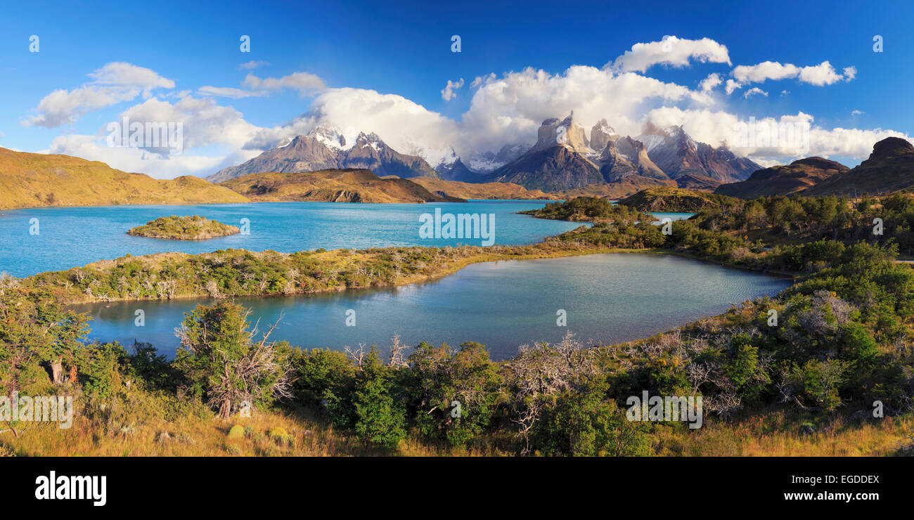 Il Cile, Patagonia, parco nazionale Torres del Paine (Sito UNESCO), Cuernos del Paine picchi e lago Pehoe Foto Stock