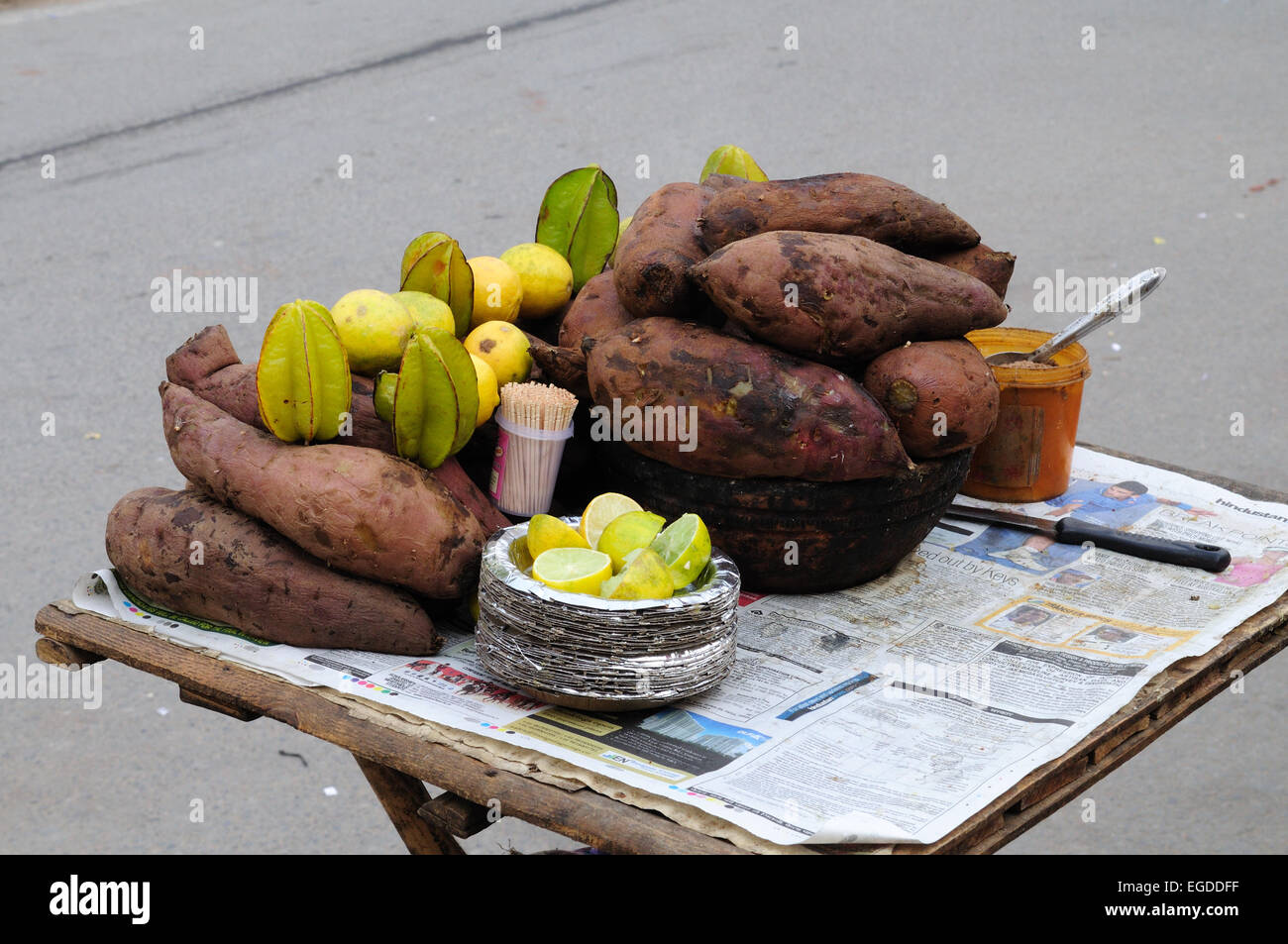 Indian street food arrosto di patata dolce con calce Delhi India Foto Stock