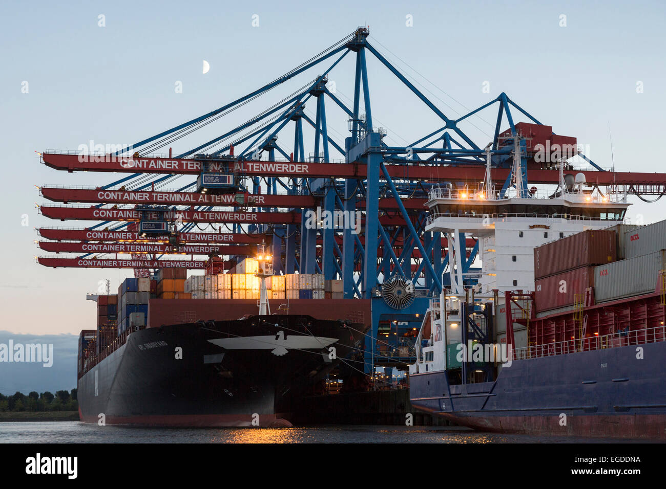 Nave di contenitore di carico e scarico del container terminal Altenwerder, Amburgo, Germania Foto Stock