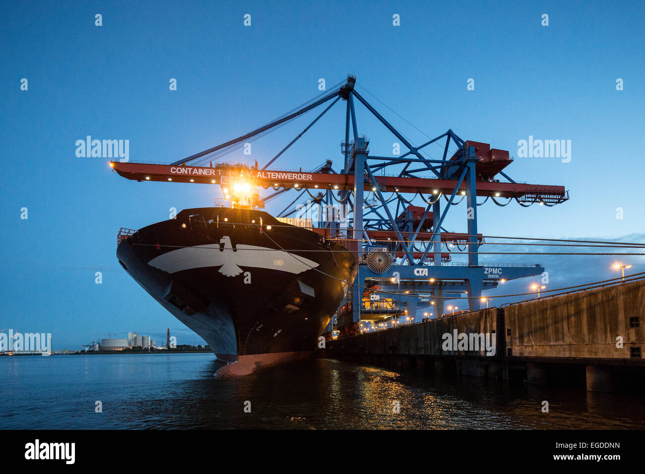 Nave di contenitore di carico e scarico del container terminal Altenwerder, Amburgo, Germania Foto Stock