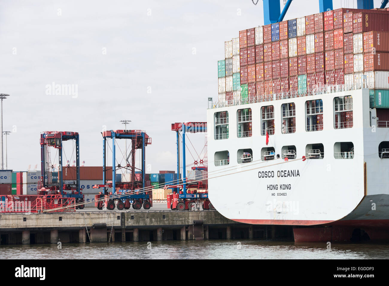 La nave portacontainer Cosco Oceania circa per il carico e scarico presso il terminal per container Tollerort, Amburgo, Germania Foto Stock