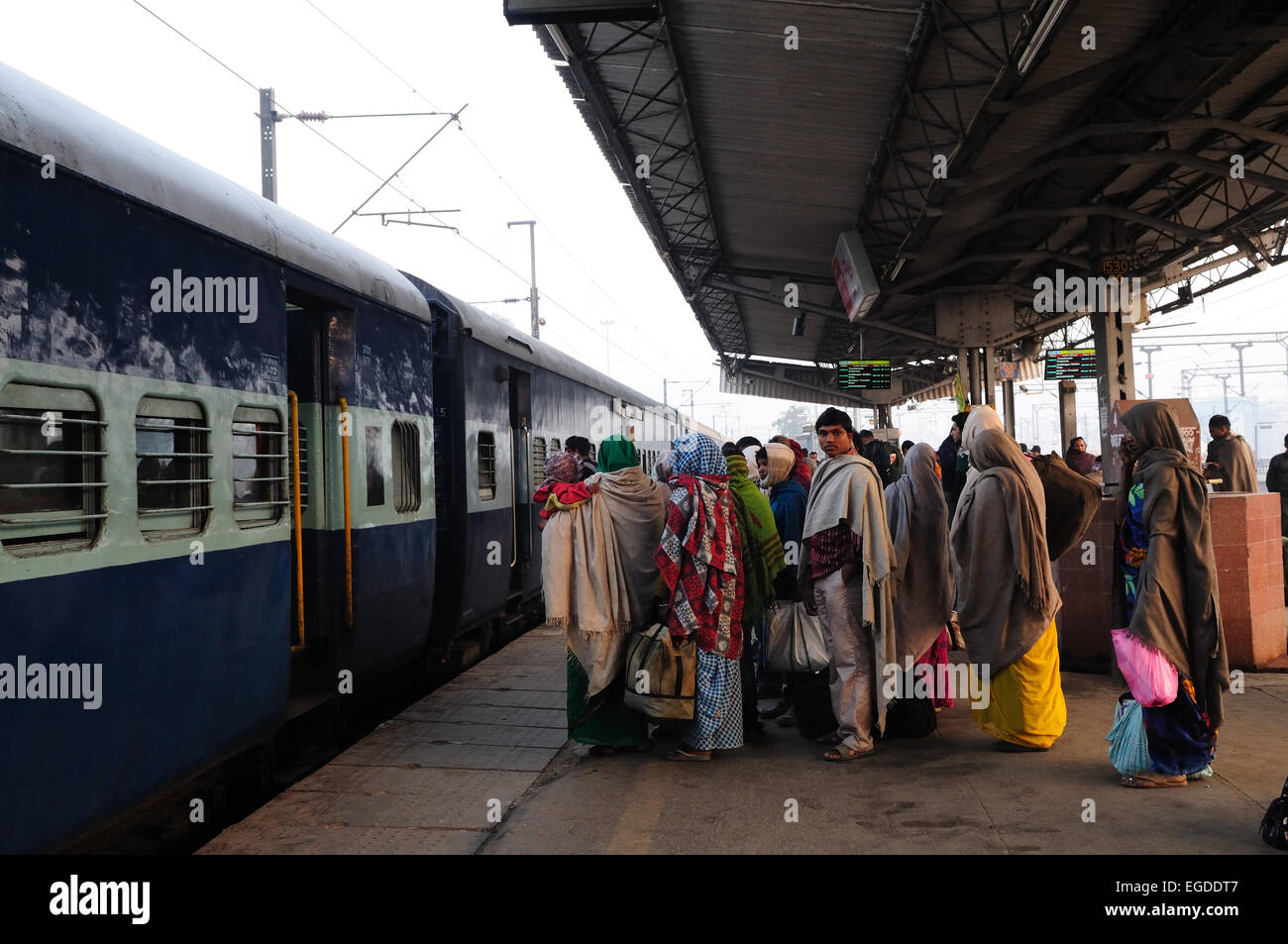Popolo Indiano in attesa sulla piattaforma per un treno a Delhi Stazione ferroviaria India Foto Stock