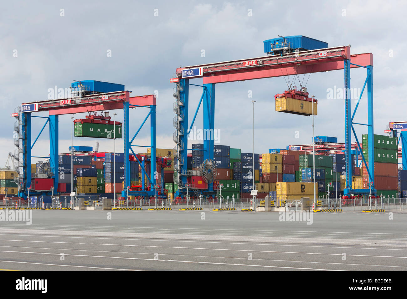 Storage a livello di blocco durante le operazioni di carico e scarico nel porto di Amburgo, Amburgo, Germania Foto Stock