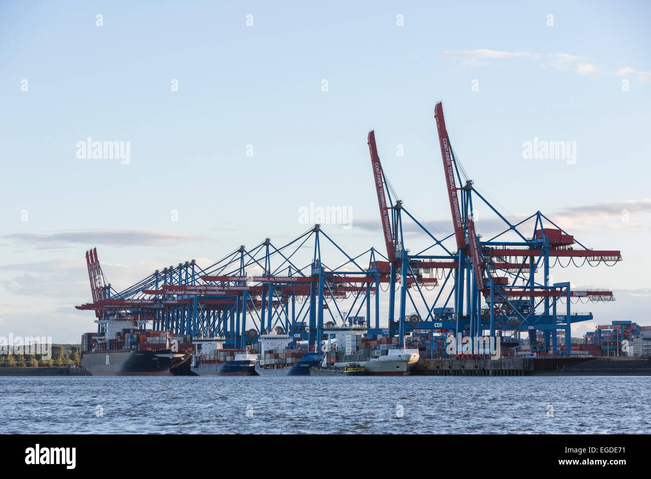 Navi container essendo caricati e scaricati presso il container terminal Altenwerder di Amburgo, Germania Foto Stock