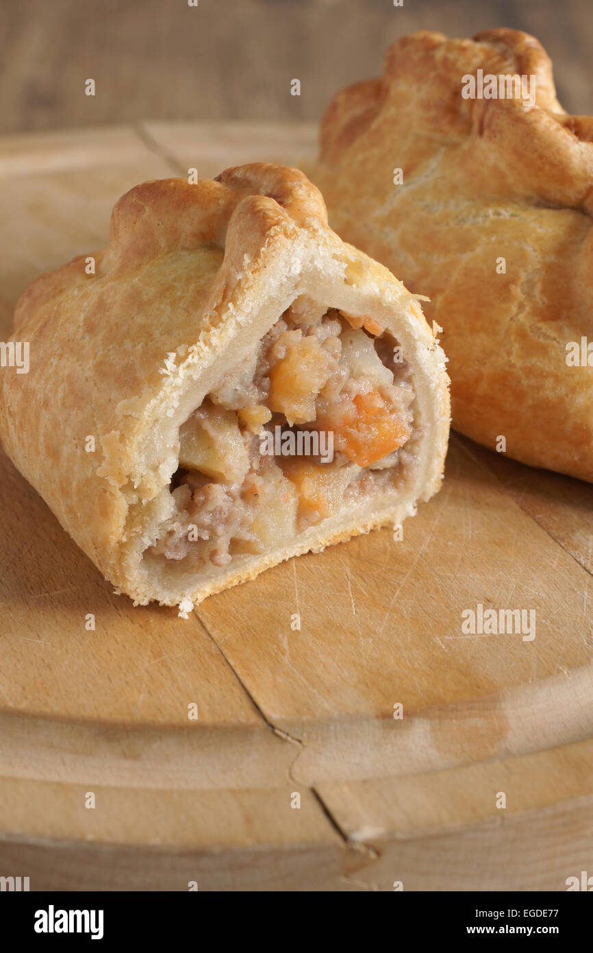 Tradizionale Cornish pasty riempiti con carne svedese di patate e carote Foto Stock