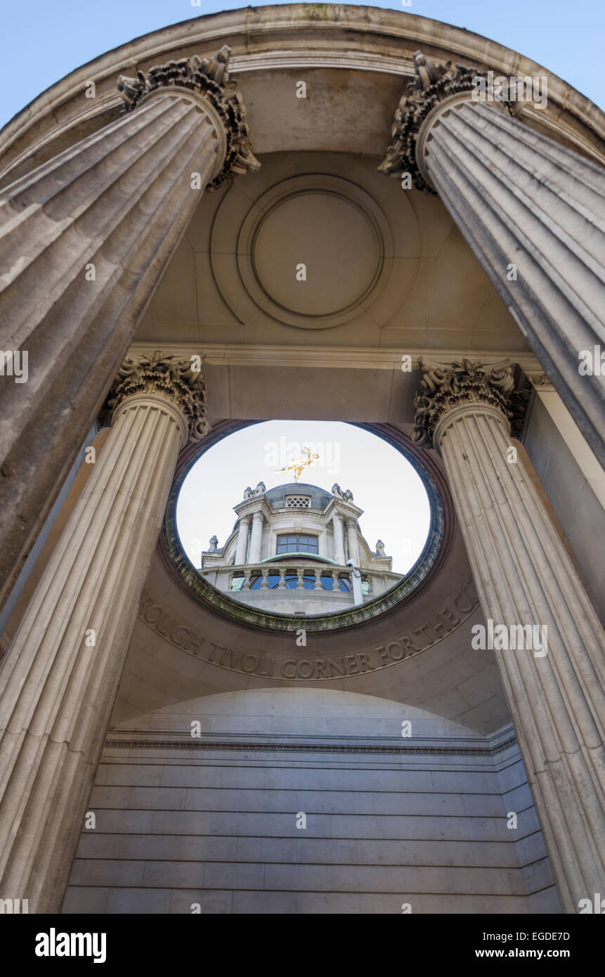 Statua di Shakespeare's Ariel dalla tempesta che rappresenta lo spirito della Bank of England. Londra, Regno Unito Foto Stock