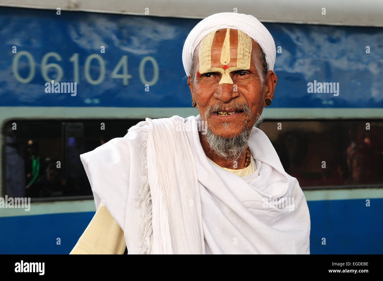 Un Vishnu devoto indiano Sadhu Uomo Santo a Delhi Stazione ferroviaria India Foto Stock