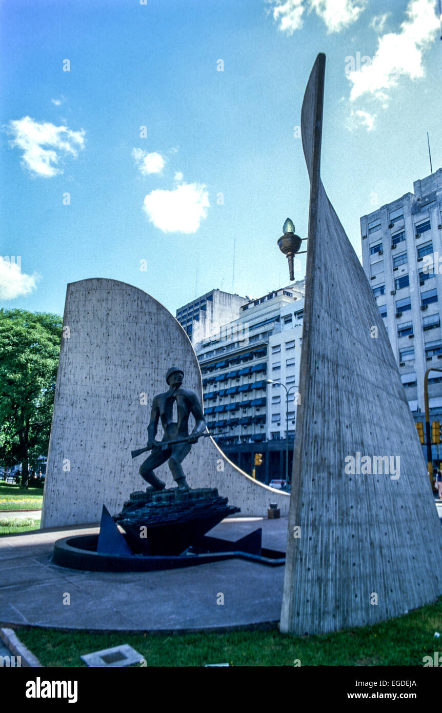 Stele commemorativa gli argentini morti della guerra delle Falkland, a Buenos Aires, Argentina. Foto Stock