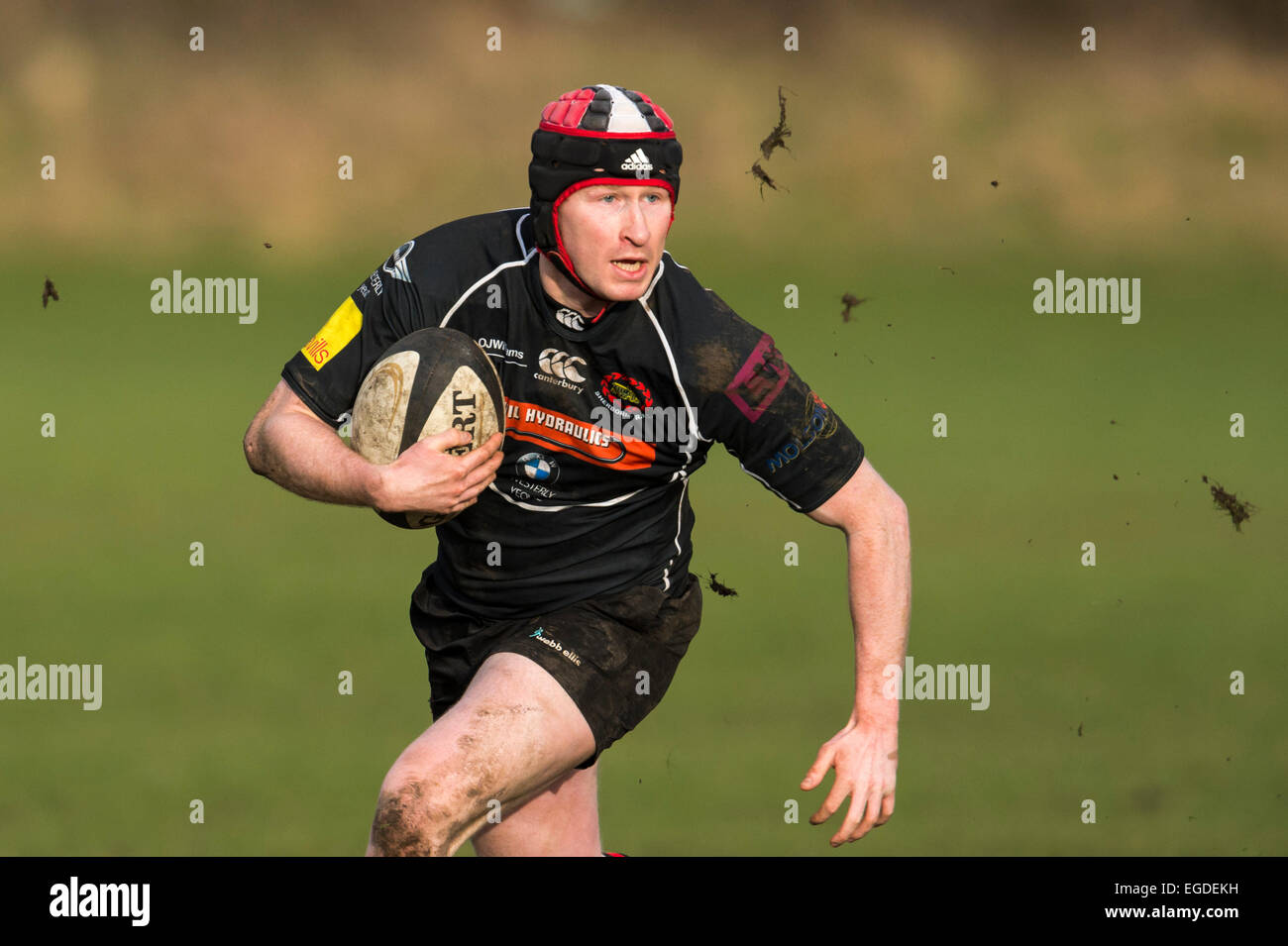 Sport rugby union action protezione copricapo in esecuzione immagini e  fotografie stock ad alta risoluzione - Alamy