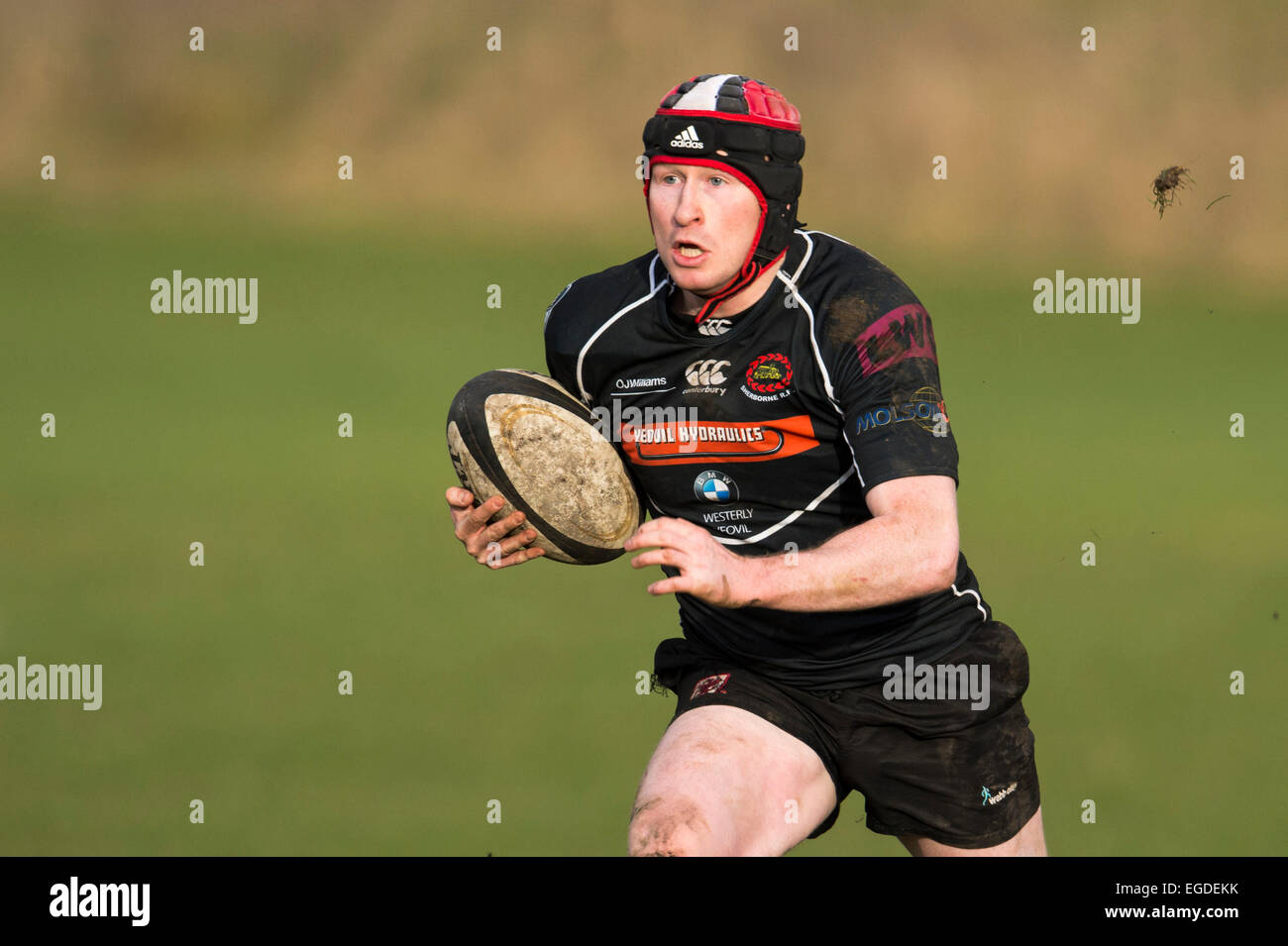 Giocatore di rugby in esecuzione con la palla. Foto Stock