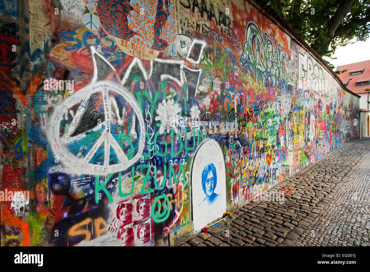 Graffiti lungo la parete di Lennon al Gran Priorato Square, Praga, Repubblica Ceca, Europa Foto Stock