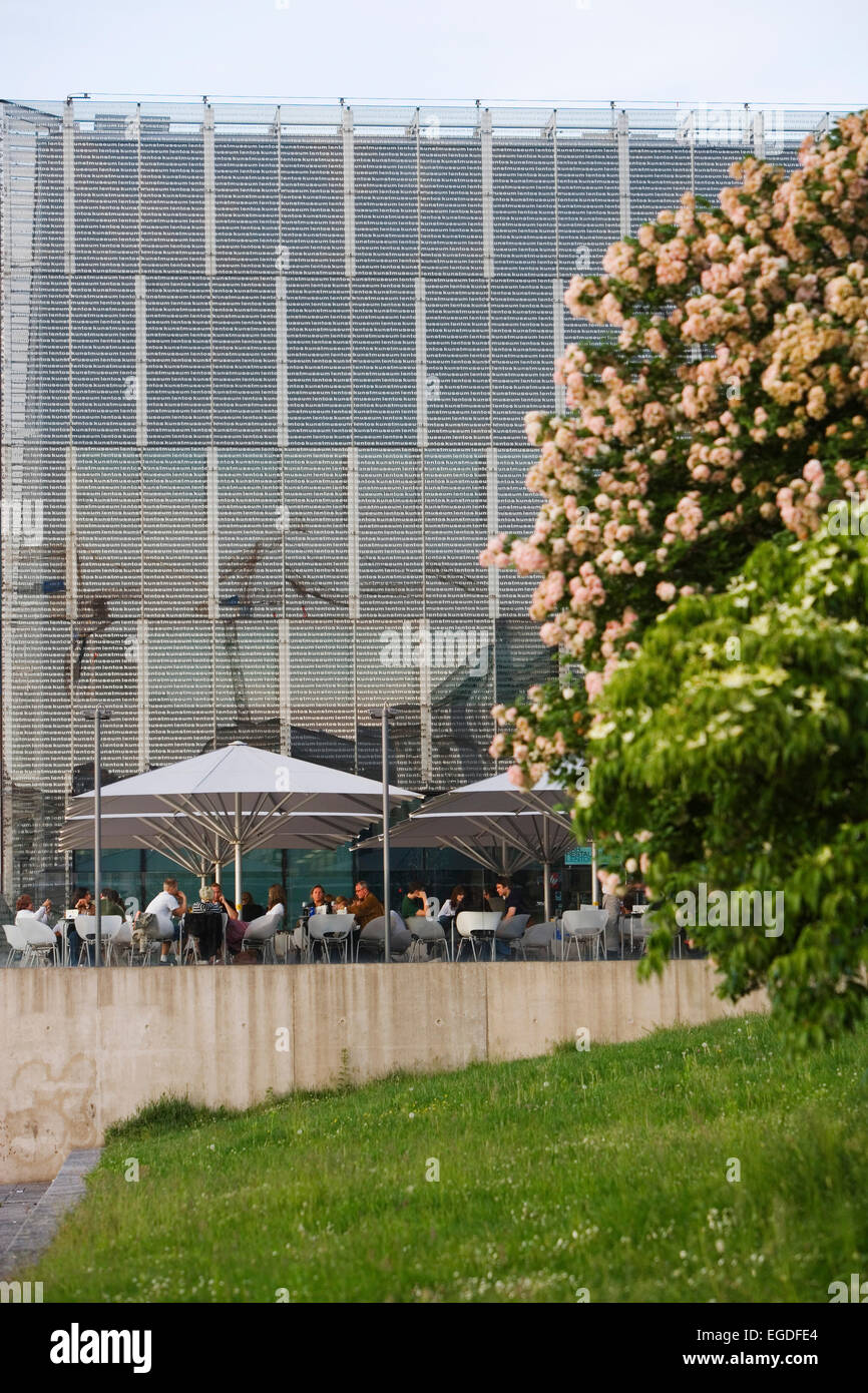 Il Cafe e la facciata dell'Arte Lentos Museo d arte moderna e contemporanea, Linz, Austria superiore, Austria Foto Stock