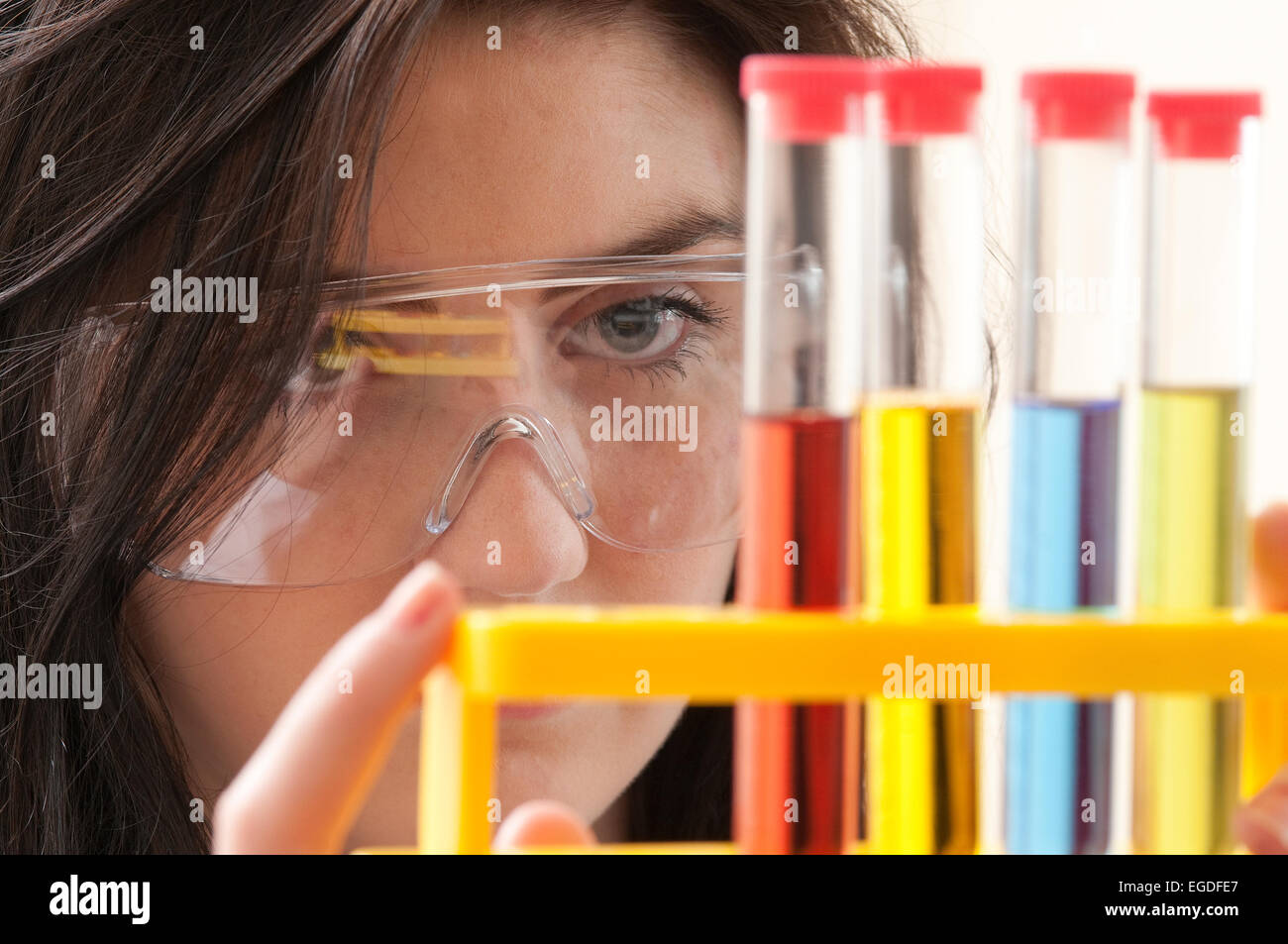 Teenage School girl nella lezione di Chimica Foto Stock