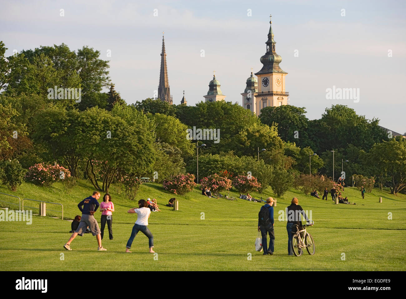 La zona a rischio di inondazione del Danubio è normalmente di un verde parco. Guglie del Duomo Nuovo, Mary-Immaculate-concepimento e la chiesa parrocchiale in background, Linz, Austria superiore, Austria Foto Stock