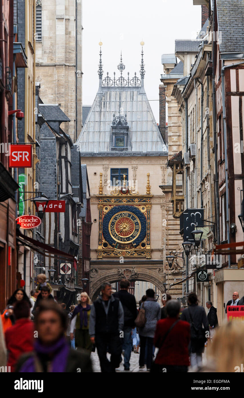 Rue du Gros Horloge e l'orologio astronomico, Rouen, Seine-Maritime, Normandia, Francia Foto Stock