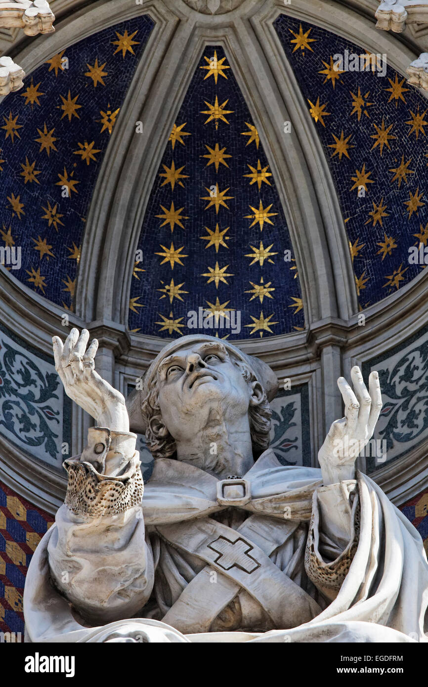 La scultura in facciata ovest della cattedrale, Firenze, Toscana, Italia Foto Stock