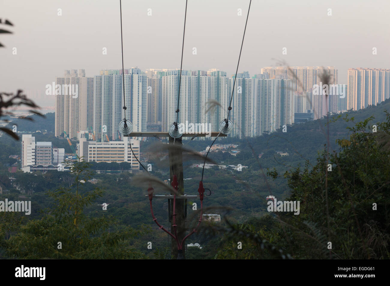 La citta' di Tung Chung è parte di Hong Kong ed è un gigante di cluster di alta torre di blocchi. È circondato da verdi colline. Foto Stock