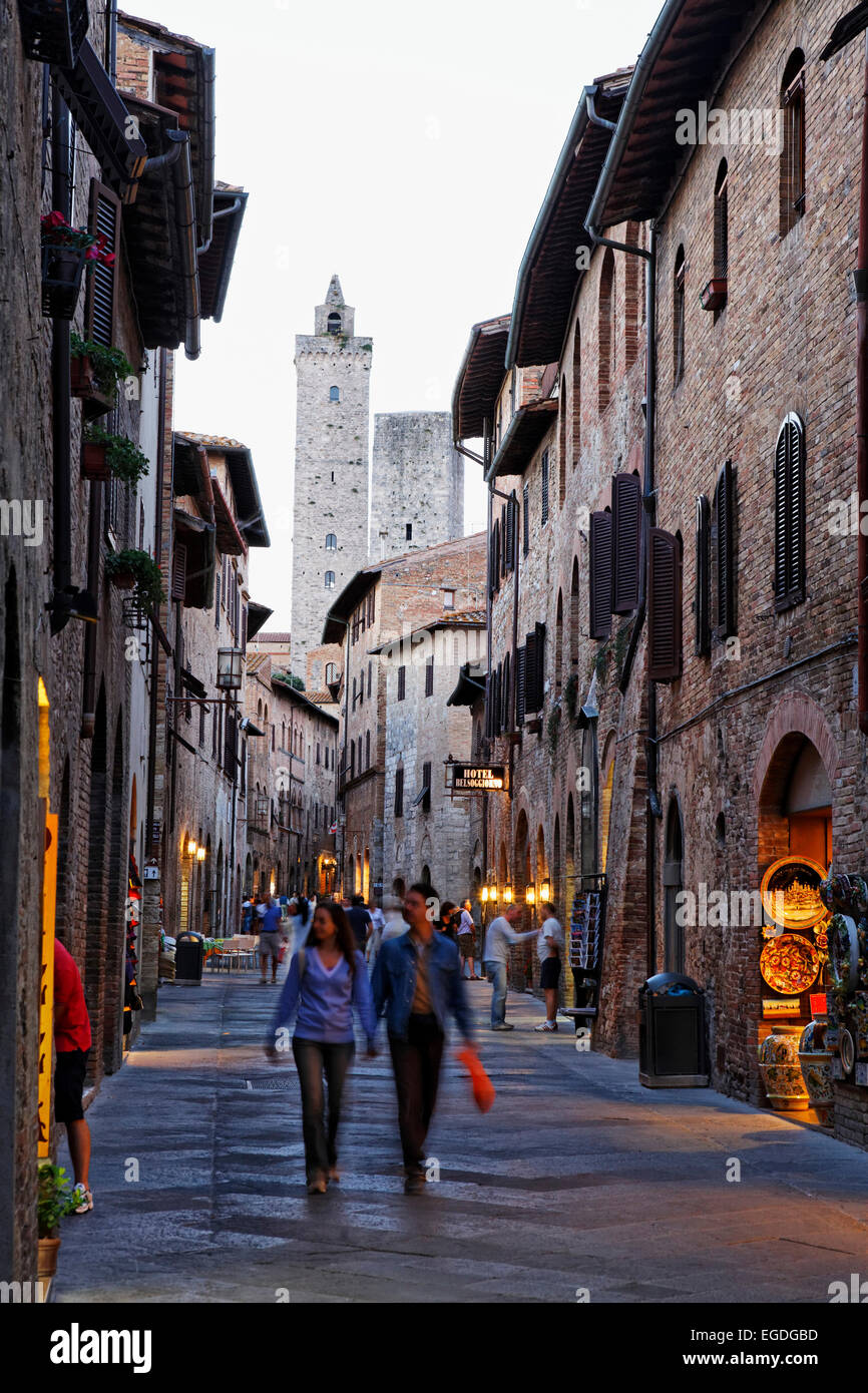 Via San Giovanni nella luce della sera, San Gimignano, Toscana, Italia Foto Stock