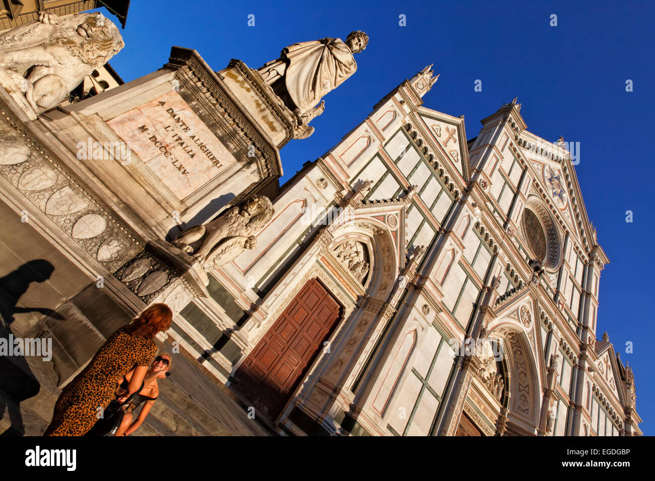 La facciata della basilica di Santa Croce, noto anche come il pantheon di Firenze e la statua di Dante Alighieri, Firenze, Toscana, Italia Foto Stock