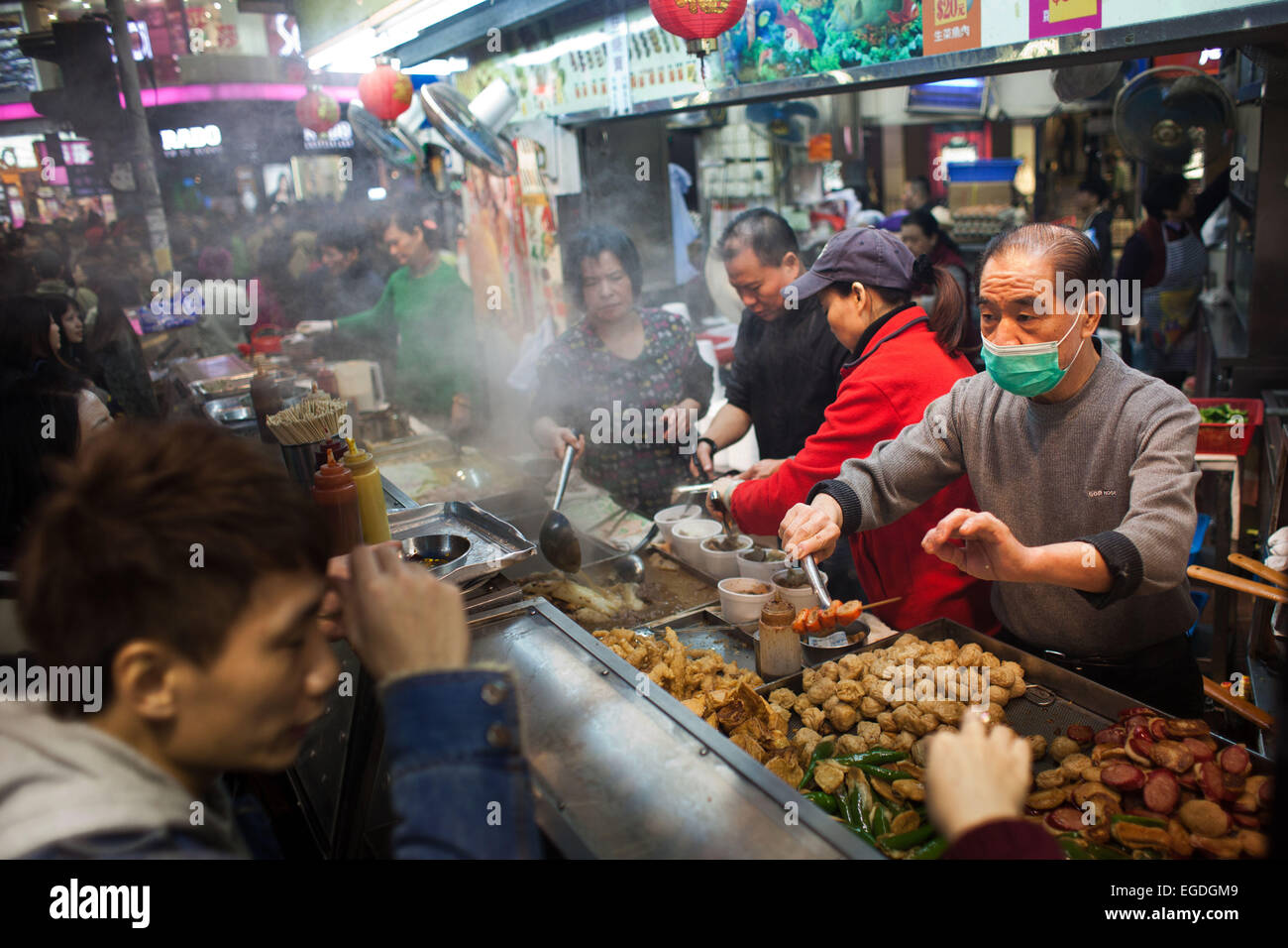 Un cibo in stallo serve deliziosi piatti fast food cinese di fame Christmas Shopper e pendolari sulla loro strada di casa. Foto Stock
