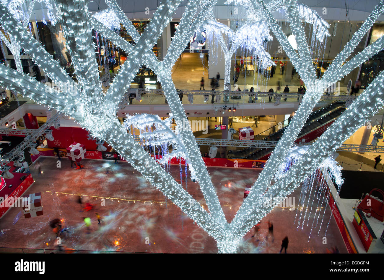 Le decorazioni di Natale su un albero artificiale guardando in giù su di un campo da pattinaggio Foto Stock