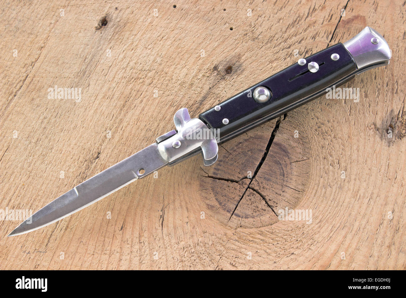 Switchblade coltello sullo sfondo di legno Foto Stock