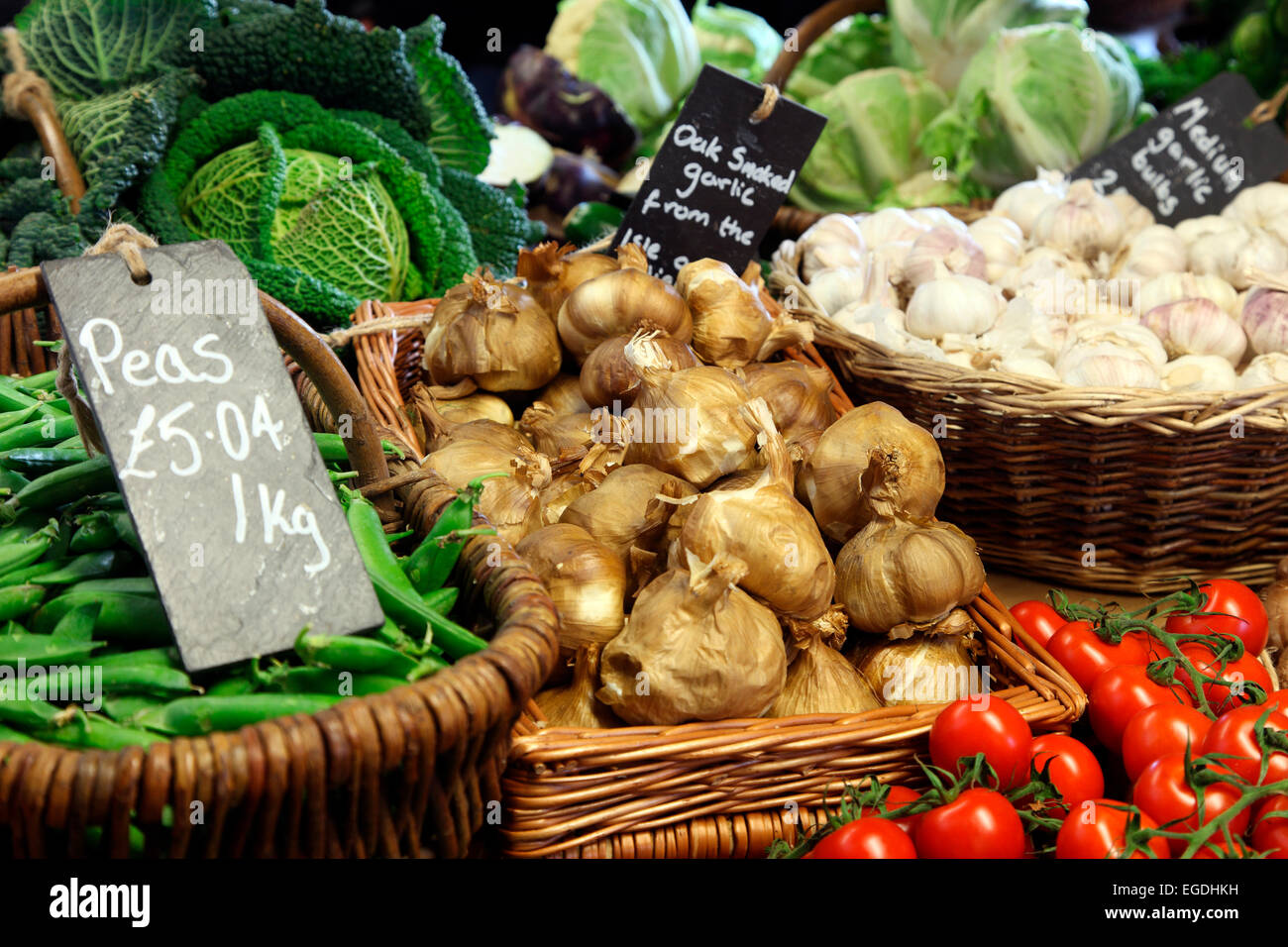 Aglio affumicato e verdure in vendita presso Ardross Farm Shop. Foto Stock