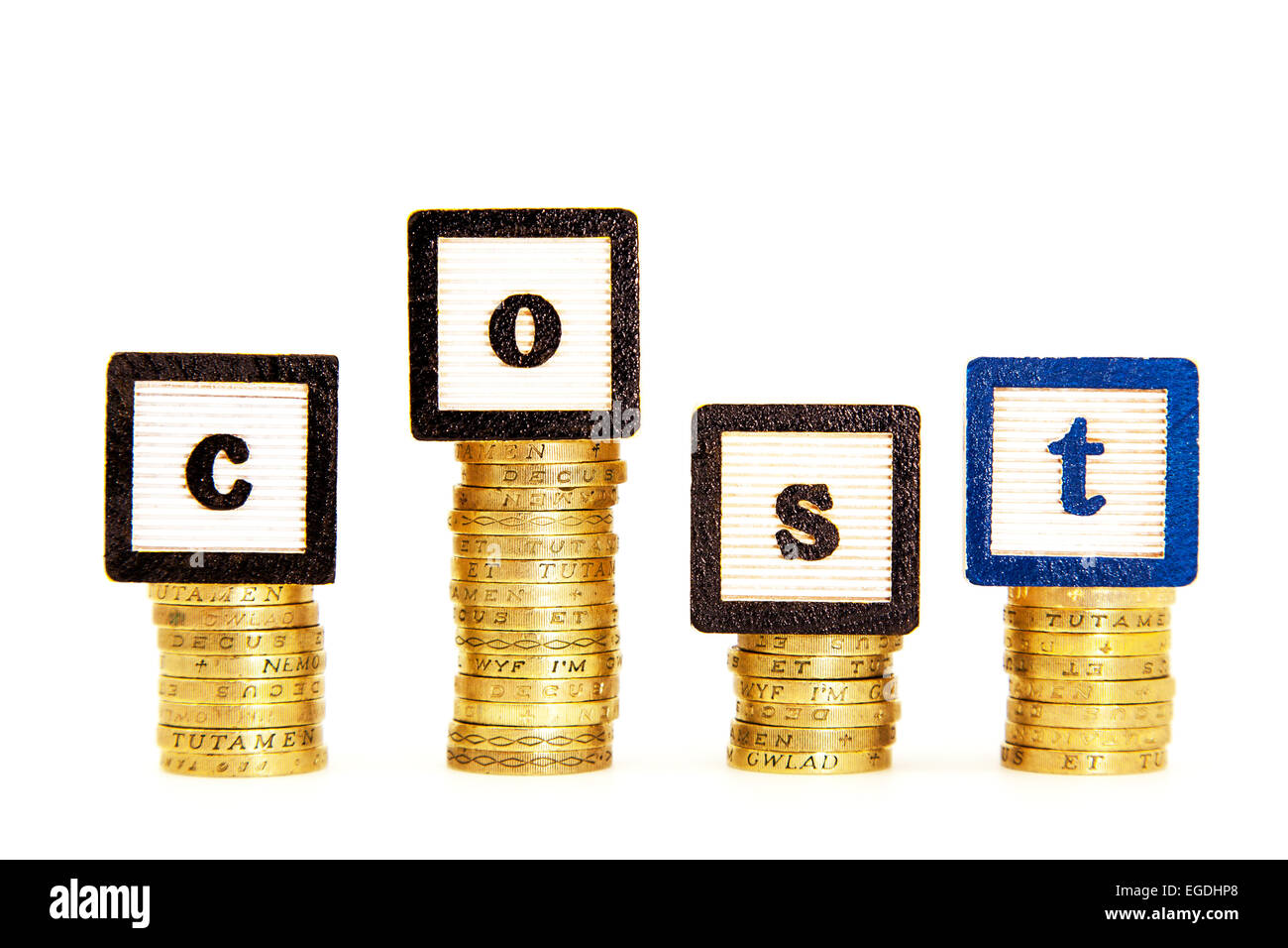 Prezzo di costo denaro costi costi i prezzi verso il basso di contanti di pile di monete di esclusione di un concetto di tagliare lo sfondo bianco spazio copia Foto Stock