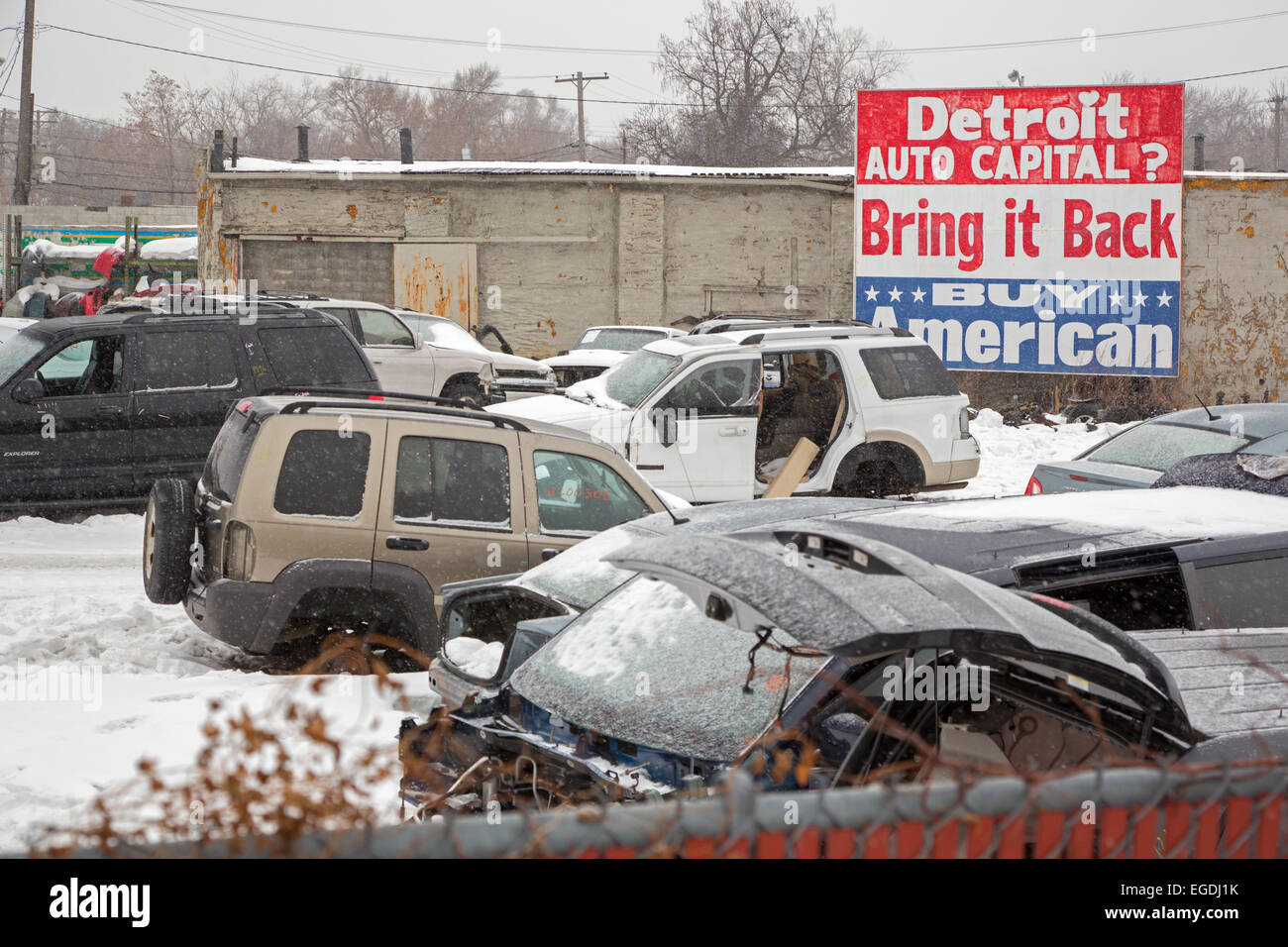 Detroit, Michigan - un auto junkyard con un segno esortando "Buy American". Foto Stock