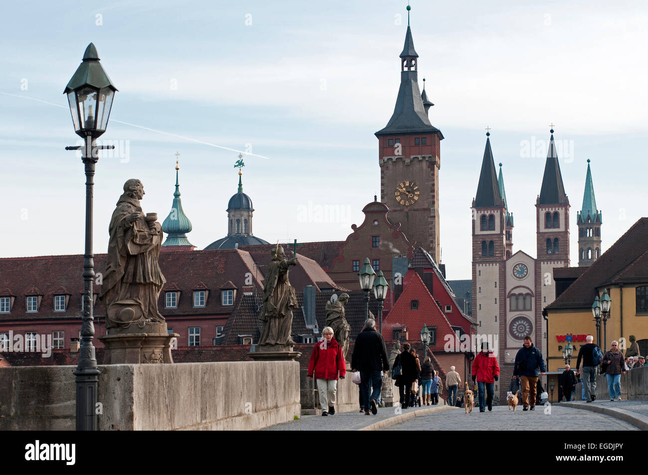 Il vecchio ponte principale con il centro storico della città, Wuerzburg, Franconia, Baviera, Germania Foto Stock