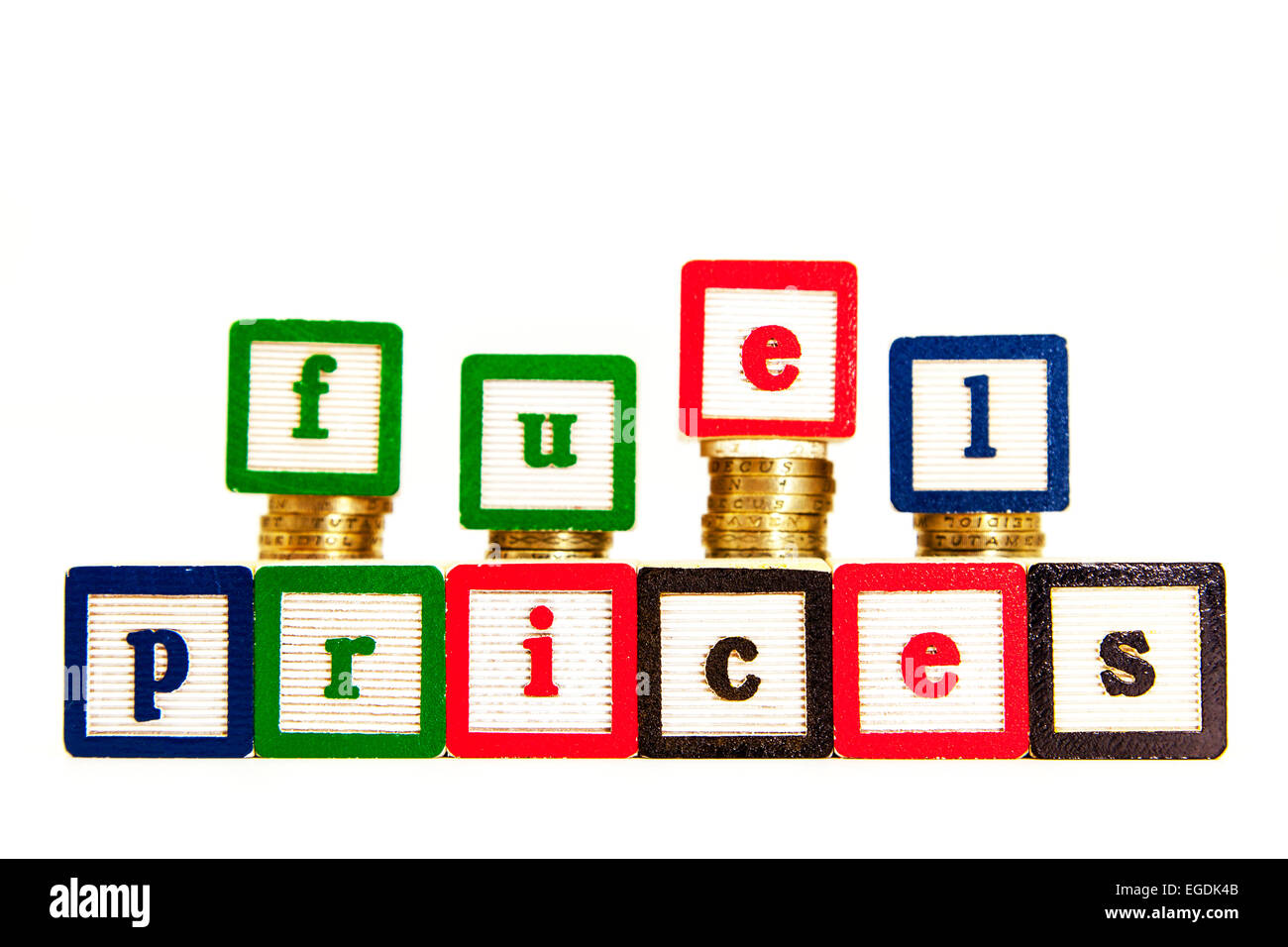 I prezzi del carburante il costo della benzina elettrica del gas verso il basso prezzo crescente esclusione di caduta di tagliare lo sfondo bianco spazio copia Foto Stock