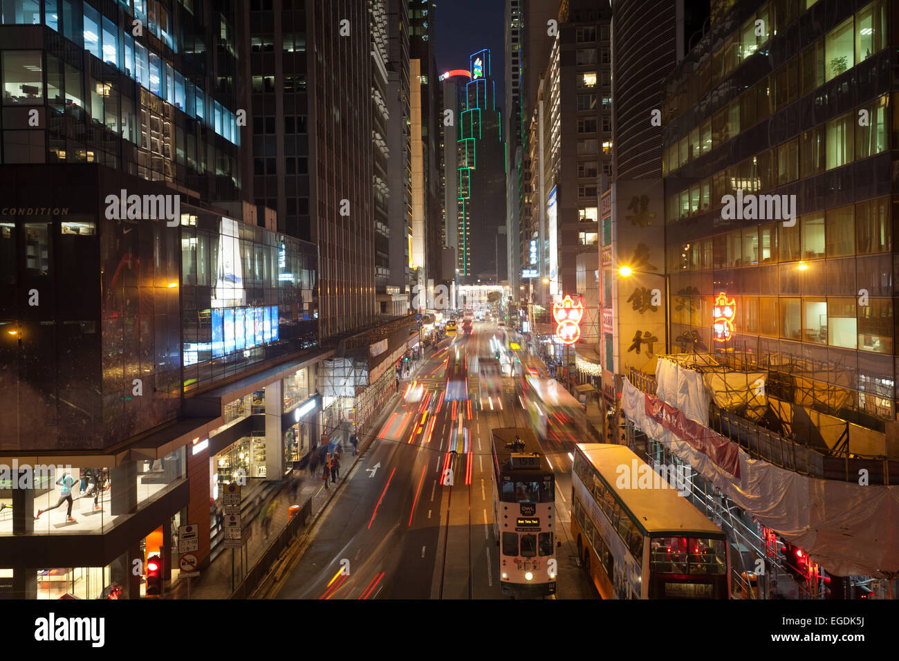 Des Voeux Road nel centro di Hong Kong con la notte il traffico tempo girato a lunga esposizione. Foto Stock