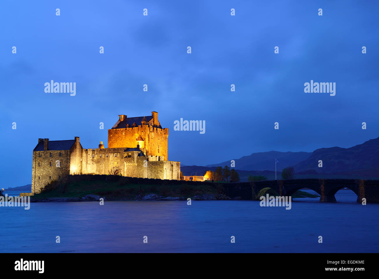 Eilean Donan Castle, illuminato di luce della sera, con il Loch Duich, Castello Eilean Donan, Highland Scozia, Gran Bretagna, Regno Unito Foto Stock