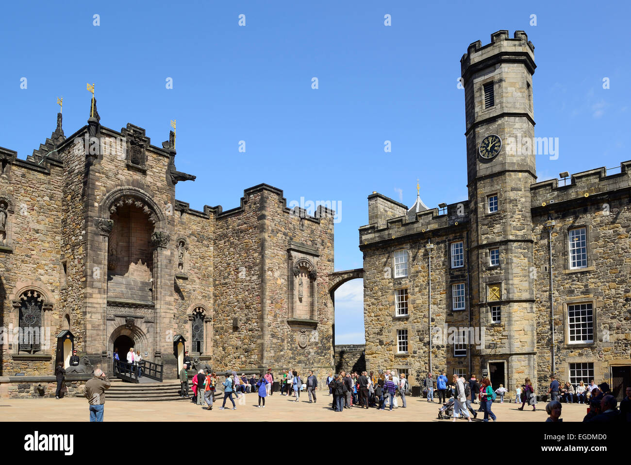 Scottish National War Memorial e il Palazzo Reale ed il castello di Edimburgo, Sito Patrimonio Mondiale dell'UNESCO Edimburgo, Edimburgo, Scozia, Gran Bretagna, Regno Unito Foto Stock