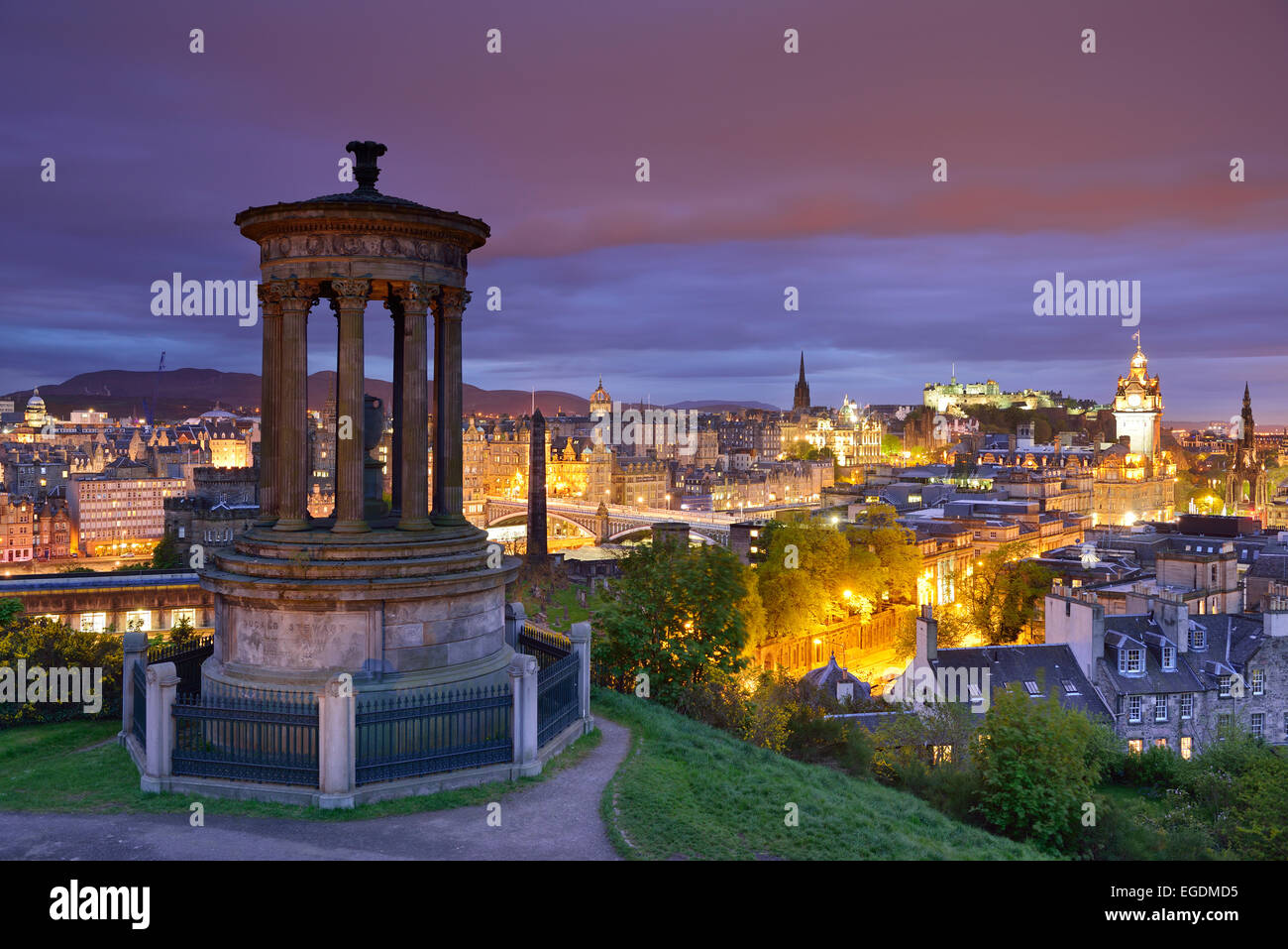 Dugald Stewart monumento, illuminata di notte, a Calton Hill con vista a la città di Edimburgo, Sito Patrimonio Mondiale dell'UNESCO Edimburgo, Edimburgo, Scozia, Gran Bretagna, Regno Unito Foto Stock