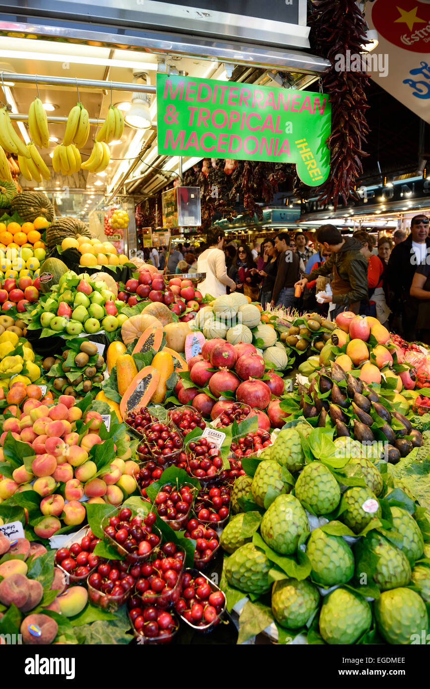 Pressione di stallo di frutta nel mercato Boqueria, La Boqueria, La Rambla, Barcelona, Catalogna, Spagna Foto Stock