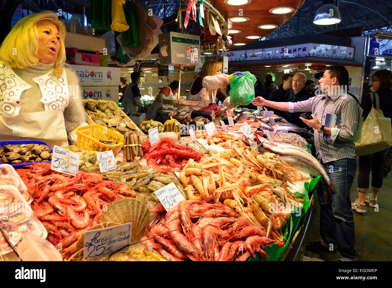 Pressione di stallo di pesce nel mercato Boqueria, La Boqueria, La Rambla, Barcelona, Catalogna, Spagna Foto Stock