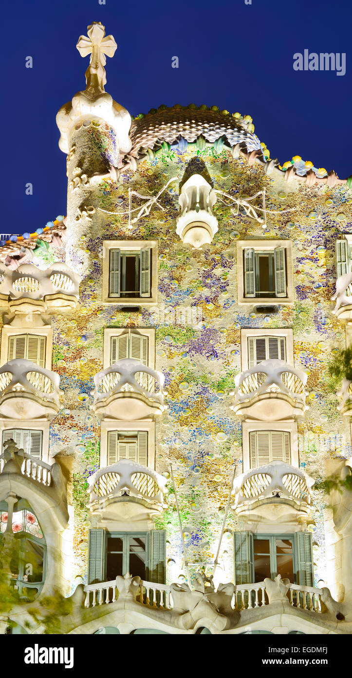 Casa Batllo, illuminata di notte, architetto Antoni Gaudi, Sito Patrimonio Mondiale dell'UNESCO, Catalano architettura modernista, Art Nouveau, Eixample di Barcellona, in Catalogna, Spagna Foto Stock