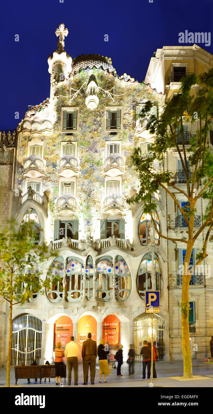 Casa Batllo, illuminato, architetto Antoni Gaudi, Sito Patrimonio Mondiale dell'UNESCO, Catalano architettura modernista, Art Nouveau, Eixample di Barcellona, in Catalogna, Spagna Foto Stock