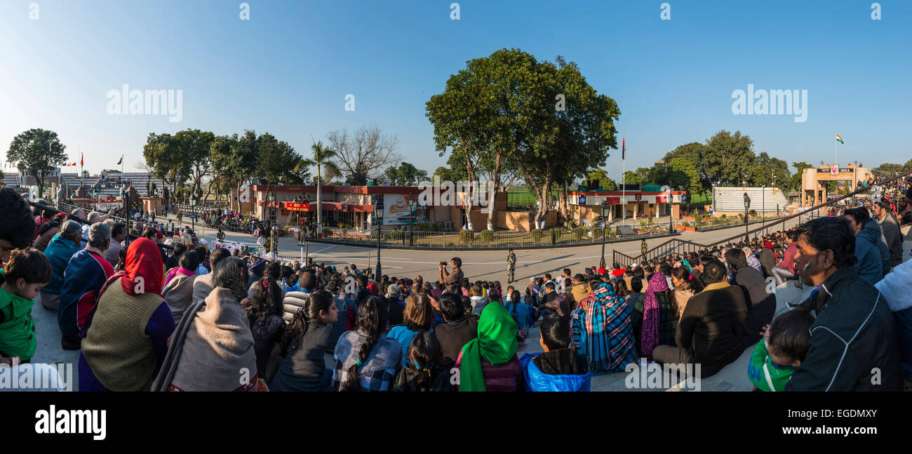 Il Attari-Wagah Border-Cerimonia di chiusura su Indian Pakistan confine vicino Amritsar Punjab, India Foto Stock