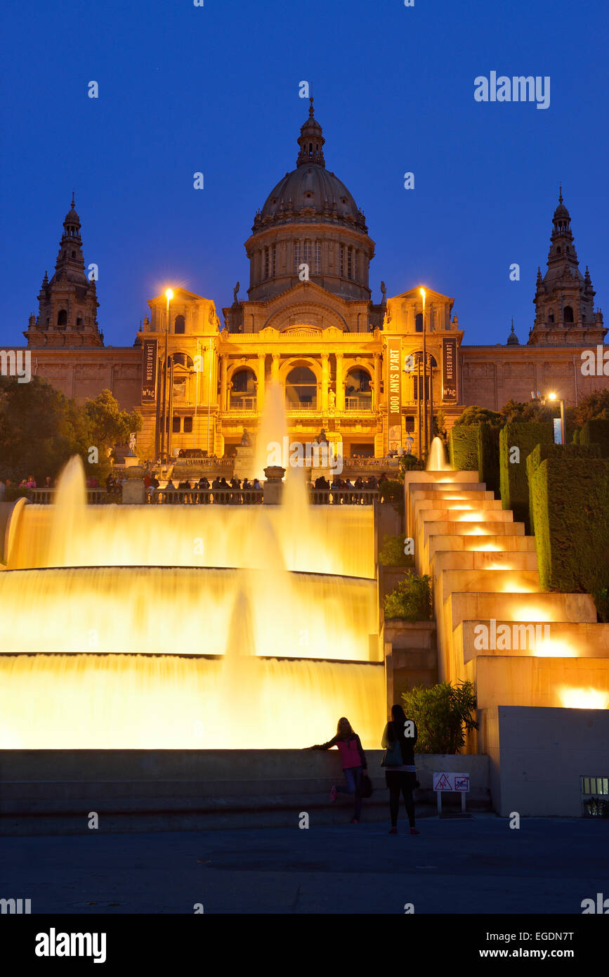 Fontana illuminata e Palau Nacional di notte, Museo Nazionale, Montjuic Barcellona, in Catalogna, Spagna Foto Stock