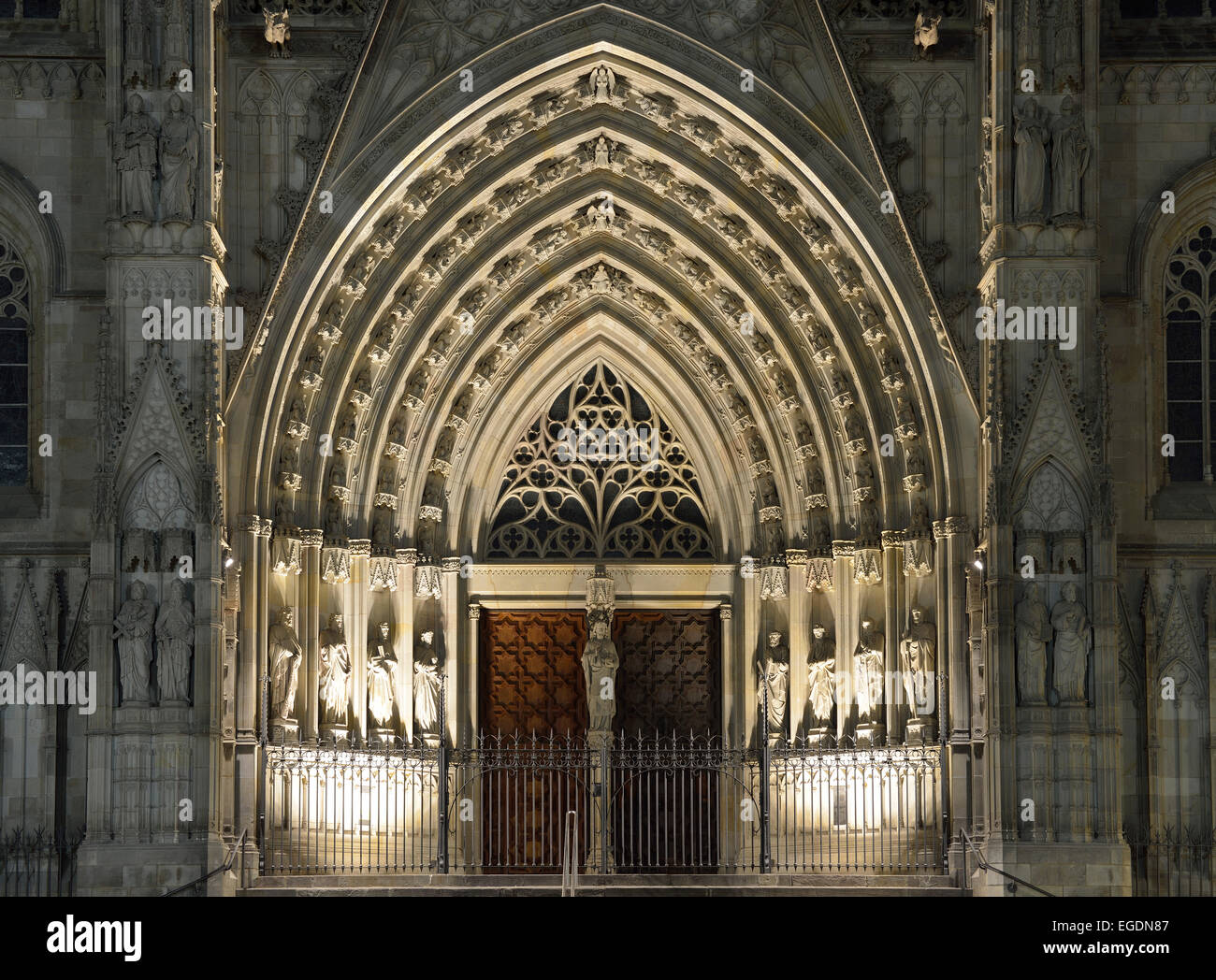 Illuminata portale della cattedrale di Barcellona di notte, La Catedral de la Santa Creu i Santa Eulalia, architettura gotica, Barri Gotic, Barcellona, in Catalogna, Spagna Foto Stock