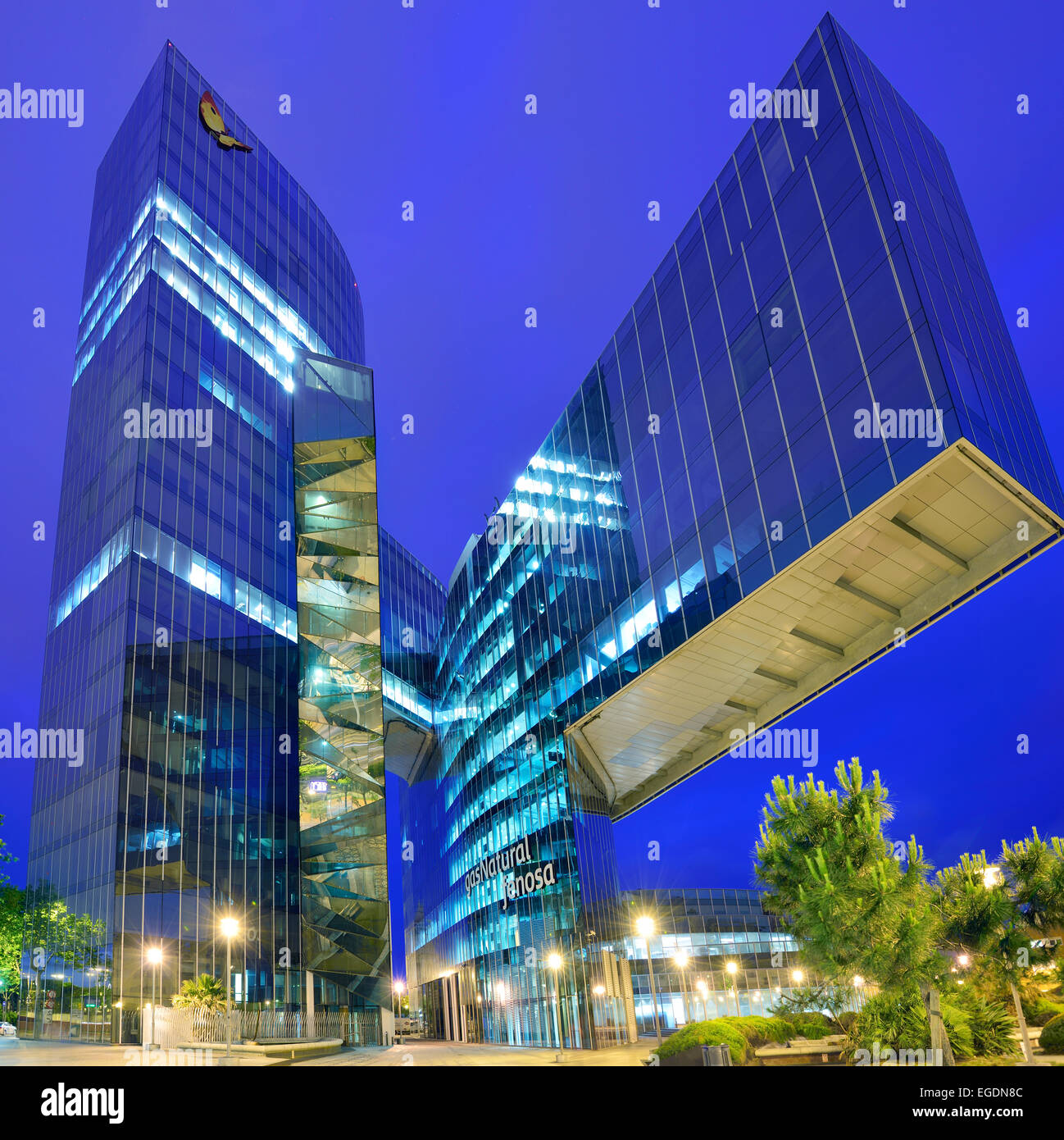 Edificio moderno, illuminata di notte, gasNatural, architetti Enric Miralles e Benedetta Tagliabue, Barceloneta, Barcellona, in Catalogna, Spagna Foto Stock