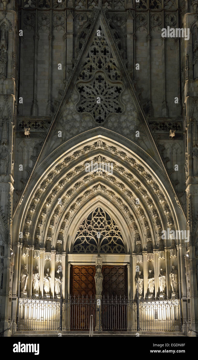 Illuminata portale della cattedrale di Barcellona, La Catedral de la Santa Creu i Santa Eulalia, architettura gotica, Barri Gotic, Barcellona, in Catalogna, Spagna Foto Stock