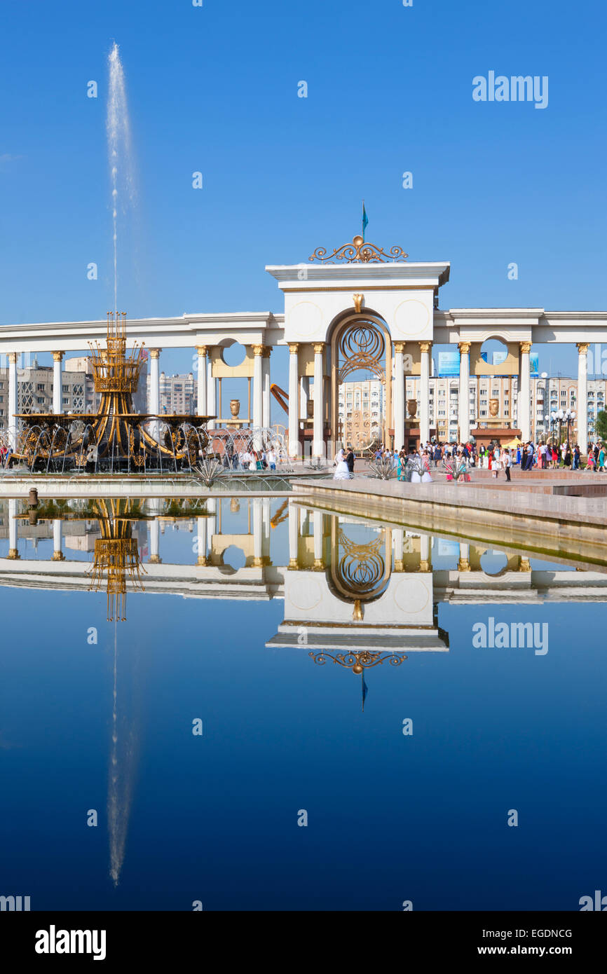 Fontane e Gate, primi presidenti Park, Almaty, Kazakhstan Foto Stock